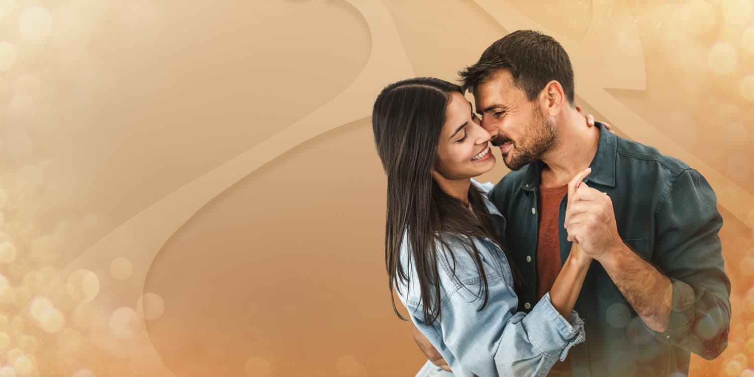 Giovane coppia innamorata che balla insieme