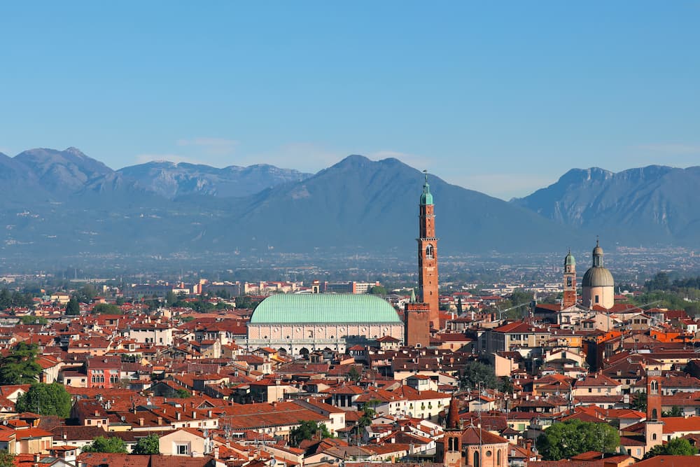 Città di Vicenza in Veneto nel nord Italia e il monumento più famoso chiamato Basilica Palladiana